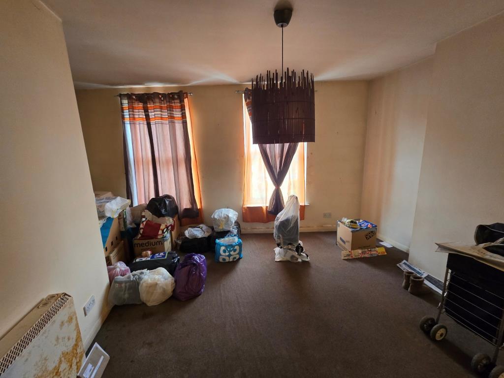 Lot: 83 - FREEHOLD COMMERCIAL AND RESIDENTIAL INVESTMENT - Photo 3 supplied by seller - Living room - flat a